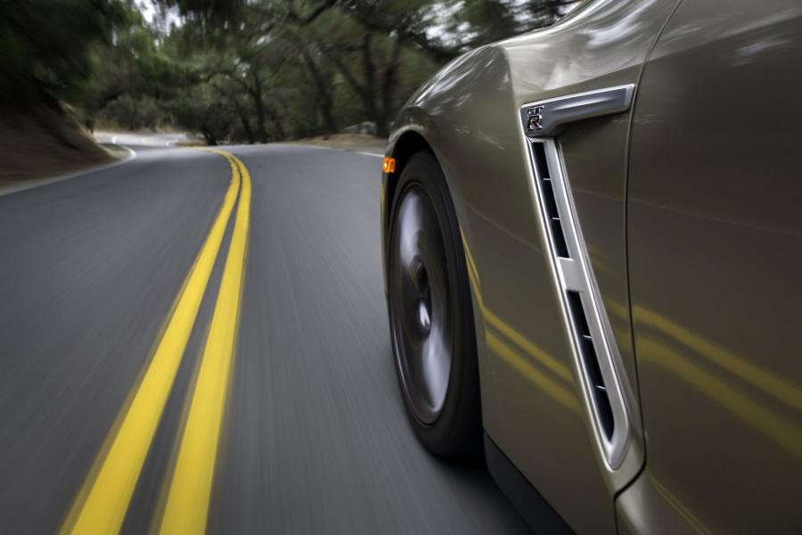  Nissan GT-R 45th Anniversary Gold Edition 2015 года  (фото 14 из 22)